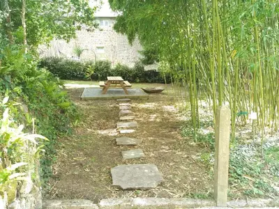 Jardin de l'établissement Le Moulin de la Baleine, au calme, en pleine nature