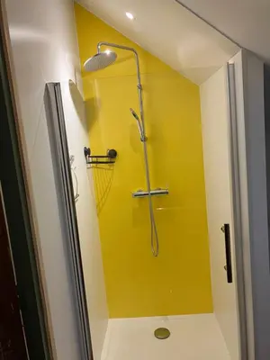 Salle de bains dans l'établissement Le Dervillé