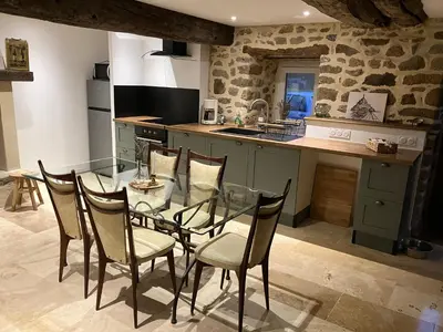 Cuisine ou kitchenette dans l'établissement Le Dervillé