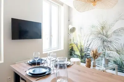 Télévision ou salle de divertissement dans l'établissement Petit appartement pour 2 à 3 personnes