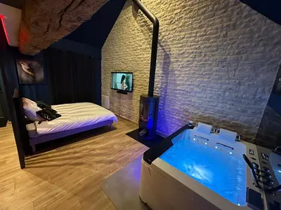 Un ou plusieurs lits dans un hébergement de l'établissement RoomAndX-LoveRoom-Caen-Bayeux