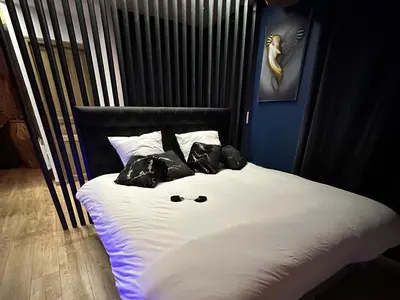 Un ou plusieurs lits dans un hébergement de l'établissement RoomAndX-LoveRoom-Caen-Bayeux