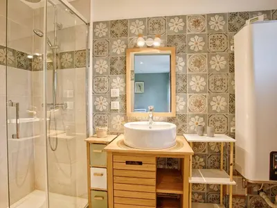 Salle de bains dans l'établissement Maison de charme avec jardin à Sallenelles - FR-1-788-51