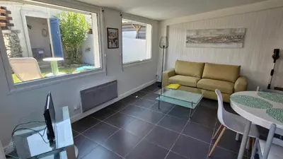 Coin salon dans l'établissement Gîte le Doux Galet