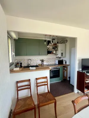 Cuisine ou kitchenette dans l'établissement Brèche Marais - Duplex niché en bord de mer
