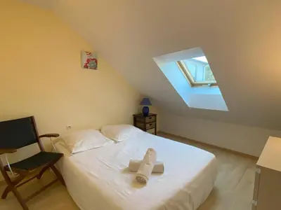 Un ou plusieurs lits dans un hébergement de l'établissement Holiday Home in Kairon near the Beach