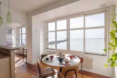 Plateau bouilloire dans l'établissement L'Amirauté - Vue imprenable sur la mer