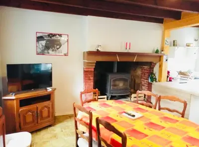 Télévision ou salle de divertissement dans l'établissement Chez Ferdi à la campagne