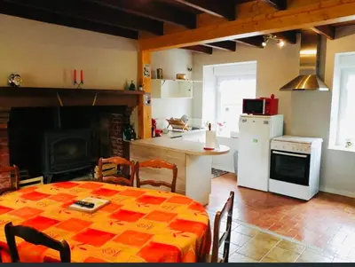 Cuisine ou kitchenette dans l'établissement Chez Ferdi à la campagne