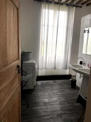 Salle de bains dans l'établissement Le refuge de l hortensia gite