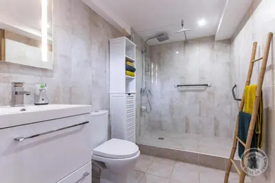Salle de bains dans l'établissement Le refuge de l'hortensia 1