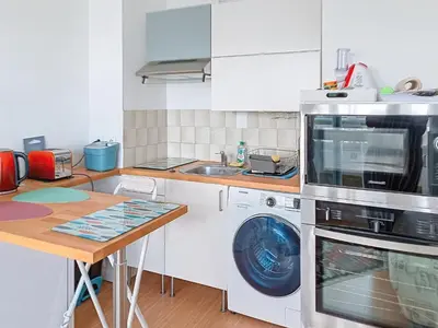 Cuisine ou kitchenette dans l'établissement Studio lumineux avec vue sur port, parking et wifi - FR-1-746-27