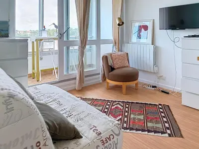 Télévision ou salle de divertissement dans l'établissement Studio lumineux avec vue sur port, parking et wifi - FR-1-746-27