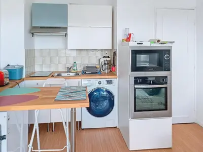 Cuisine ou kitchenette dans l'établissement Studio lumineux avec vue sur port, parking et wifi - FR-1-746-27