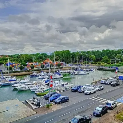 Studio lumineux avec vue sur port