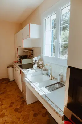 Cuisine ou kitchenette dans l'établissement VillaNonna, jacuzzi, billards, pétanque, ping-pong, 12 couchages, terrasse plein soleil - Larès