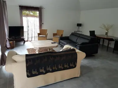 Télévision ou salle de divertissement dans l'établissement Maison Tirlibibi