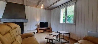Télévision ou salle de divertissement dans l'établissement Pavillon individuel plain-pied avec terrasse et parking