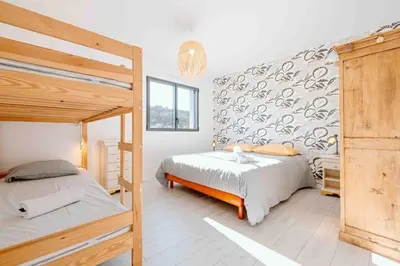 Un ou plusieurs lits dans un hébergement de l'établissement Maison récente, plages et commerces à pied