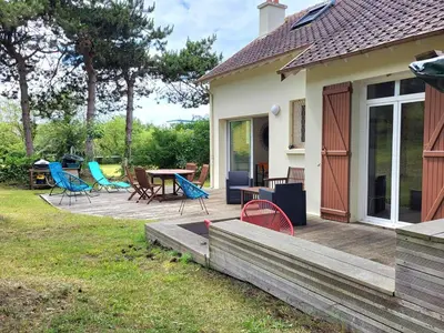 Jardin de l'établissement Maison familiale 4 chambres près de la plage à Merville-Franceville-Plage - FR-1-788-52