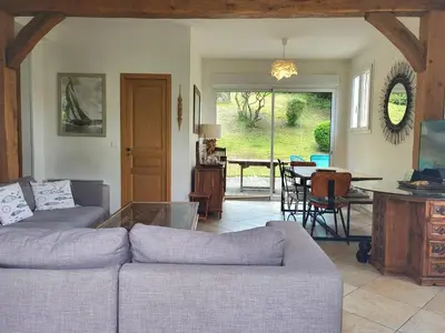 Coin salon dans l'établissement Maison familiale 4 chambres près de la plage à Merville-Franceville-Plage - FR-1-788-52