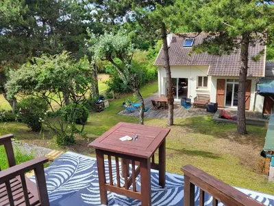 Jardin de l'établissement Maison familiale 4 chambres près de la plage à Merville-Franceville-Plage - FR-1-788-52