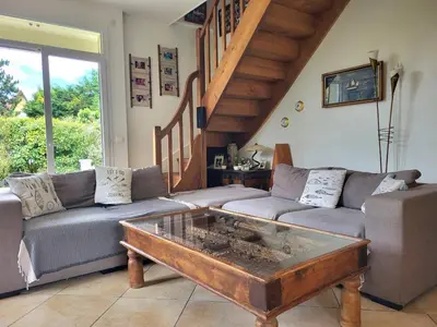 Coin salon dans l'établissement Maison familiale 4 chambres près de la plage à Merville-Franceville-Plage - FR-1-788-52