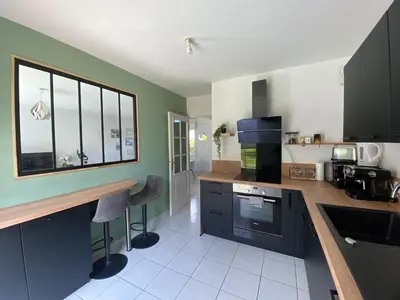 Cuisine ou kitchenette dans l'établissement Maison de 100m2 avec jardin aux portes de Caen