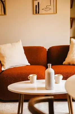 Coin salon dans l'établissement Logement Cozy décoré avec gout