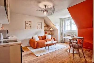 Coin salon dans l'établissement Logement Cozy décoré avec gout