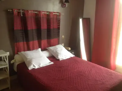 Un ou plusieurs lits dans un hébergement de l'établissement Hotel Moderne