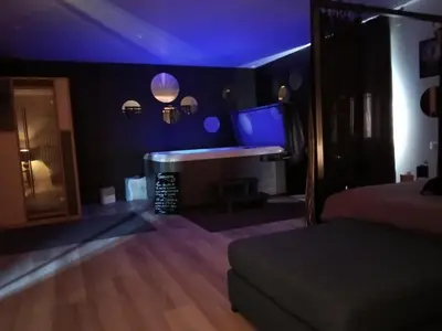 Un ou plusieurs lits dans un hébergement de l'établissement Love Spa Normandie