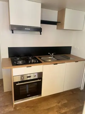 Cuisine ou kitchenette dans l'établissement Mobil Home Calina 4-6 personnes