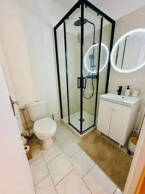 Salle de bains dans l'établissement Charmant Studio Vie Caennaise au Port & Vaugueux
