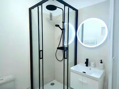 Salle de bains dans l'établissement Charmant Studio Vie Caennaise au Port & Vaugueux