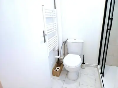 Salle de bains dans l'établissement Charmant Studio Vie Caennaise au Port & Vaugueux