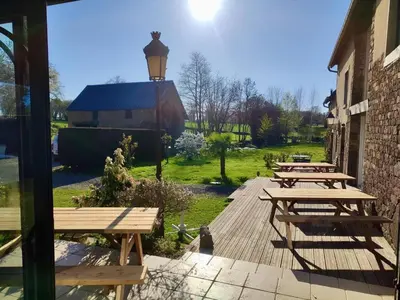 Jardin de l'établissement La Clef Decamp Chevaux d'Asie 22 pers jacuzzi billard baby foot