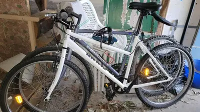 Vélo sur le terrain de l'établissement Studio du Pont Tournant ou dans les environs