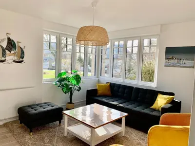 Coin salon dans l'établissement Appartement à Cancale situé à 500 m du port