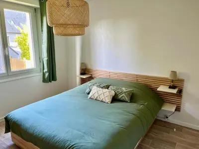 Un ou plusieurs lits dans un hébergement de l'établissement Appartement à Cancale situé à 500 m du port