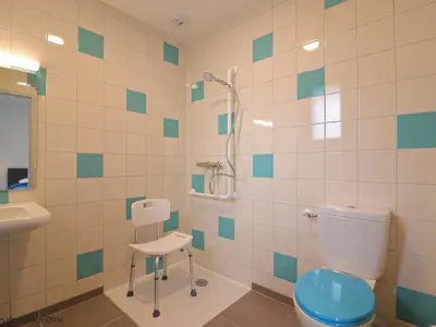 Salle de bains dans l'établissement Gîte indépendant adapté PMR à Lonlay-l'Abbaye - FR-1-497-234