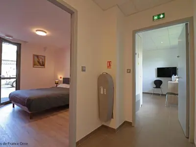 Télévision ou salle de divertissement dans l'établissement Gîte indépendant adapté PMR à Lonlay-l'Abbaye - FR-1-497-234