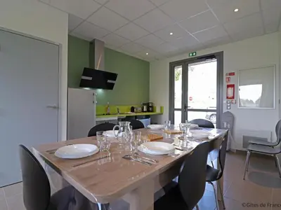Cuisine ou kitchenette dans l'établissement Gîte indépendant adapté PMR à Lonlay-l'Abbaye - FR-1-497-234