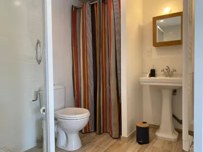 Salle de bains dans l'établissement Petite maison proche plage