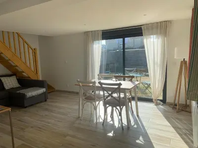 Coin salon dans l'établissement Petite maison proche plage