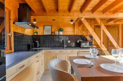 Cuisine ou kitchenette dans l'établissement Chalet cosy - Proche mer