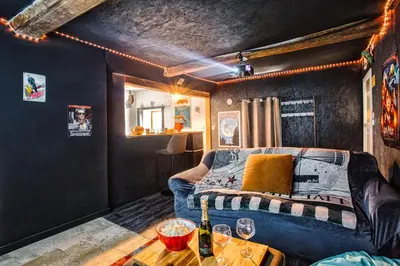 Coin salon dans l'établissement Cinéma Room - Salle vidéo projecteur - Netflix