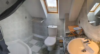 Salle de bains dans l'établissement Appartement cosy - aperçu mer - proche du sentier