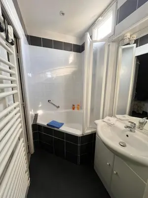 Salle de bains dans l'établissement Sur les toits de St Aubin - La Mer