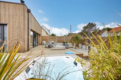 Jardin de l'établissement La Bouteille à la Mer-Maison darchitecte jacuzzi